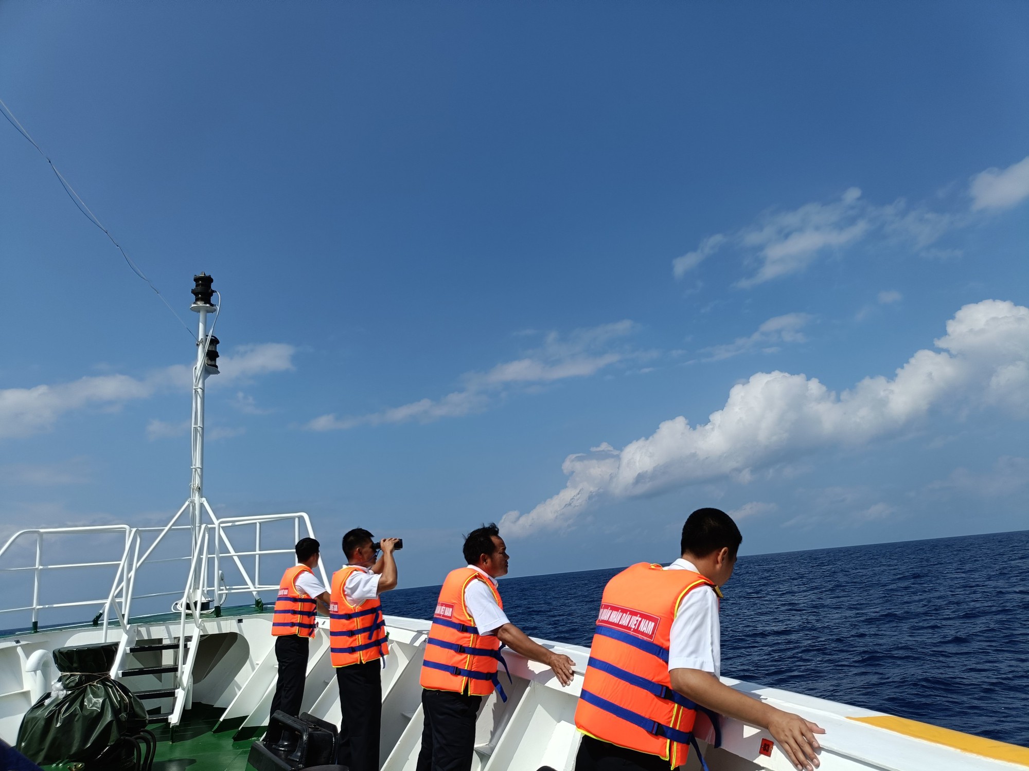 Khẩn trương điều 3 tàu ra hỗ trợ tìm kiếm ngư dân Quảng Nam mất tích ở Trường Sa - Ảnh 1.