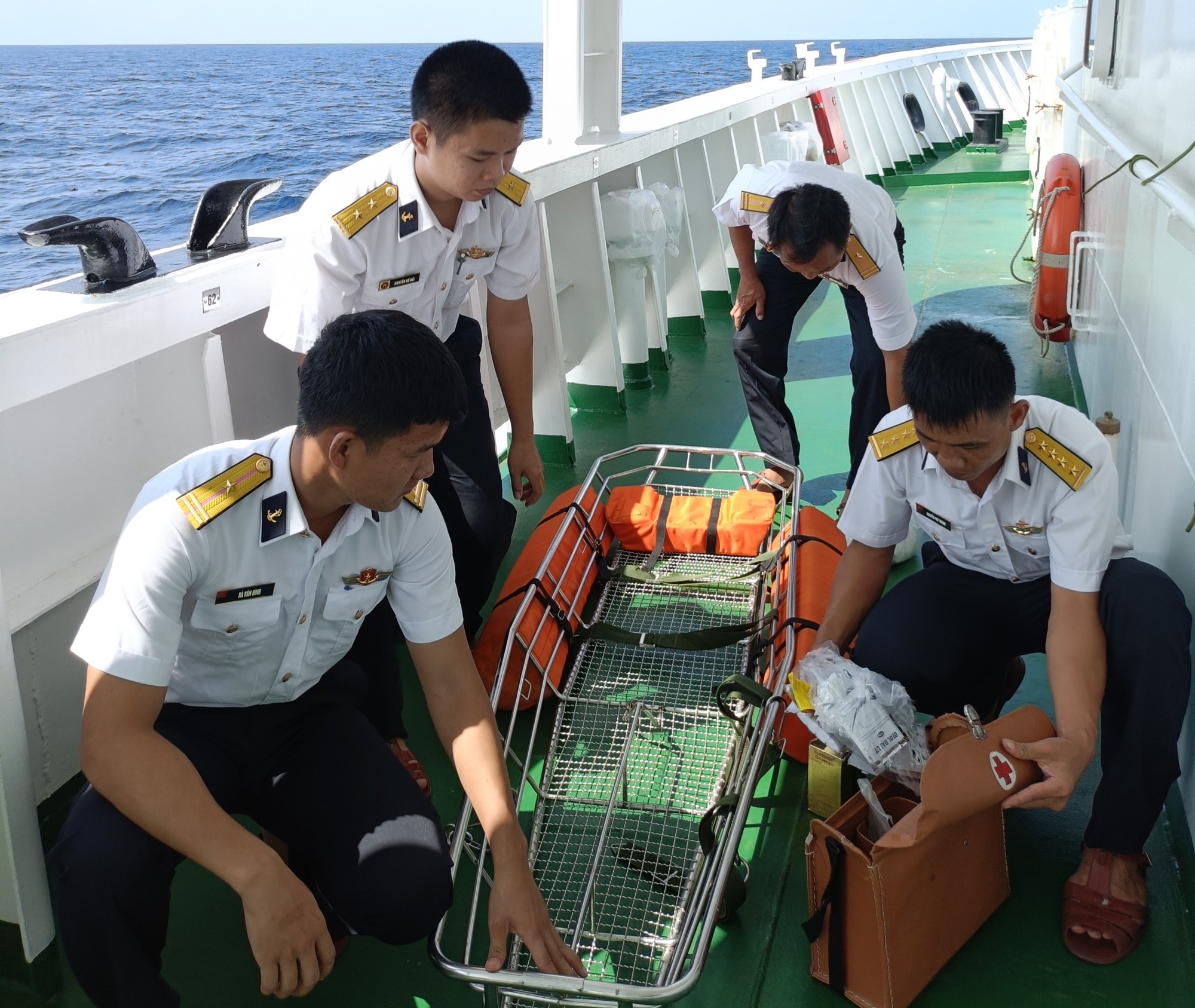 Khẩn trương điều 3 tàu ra hỗ trợ tìm kiếm ngư dân Quảng Nam mất tích ở Trường Sa - Ảnh 2.