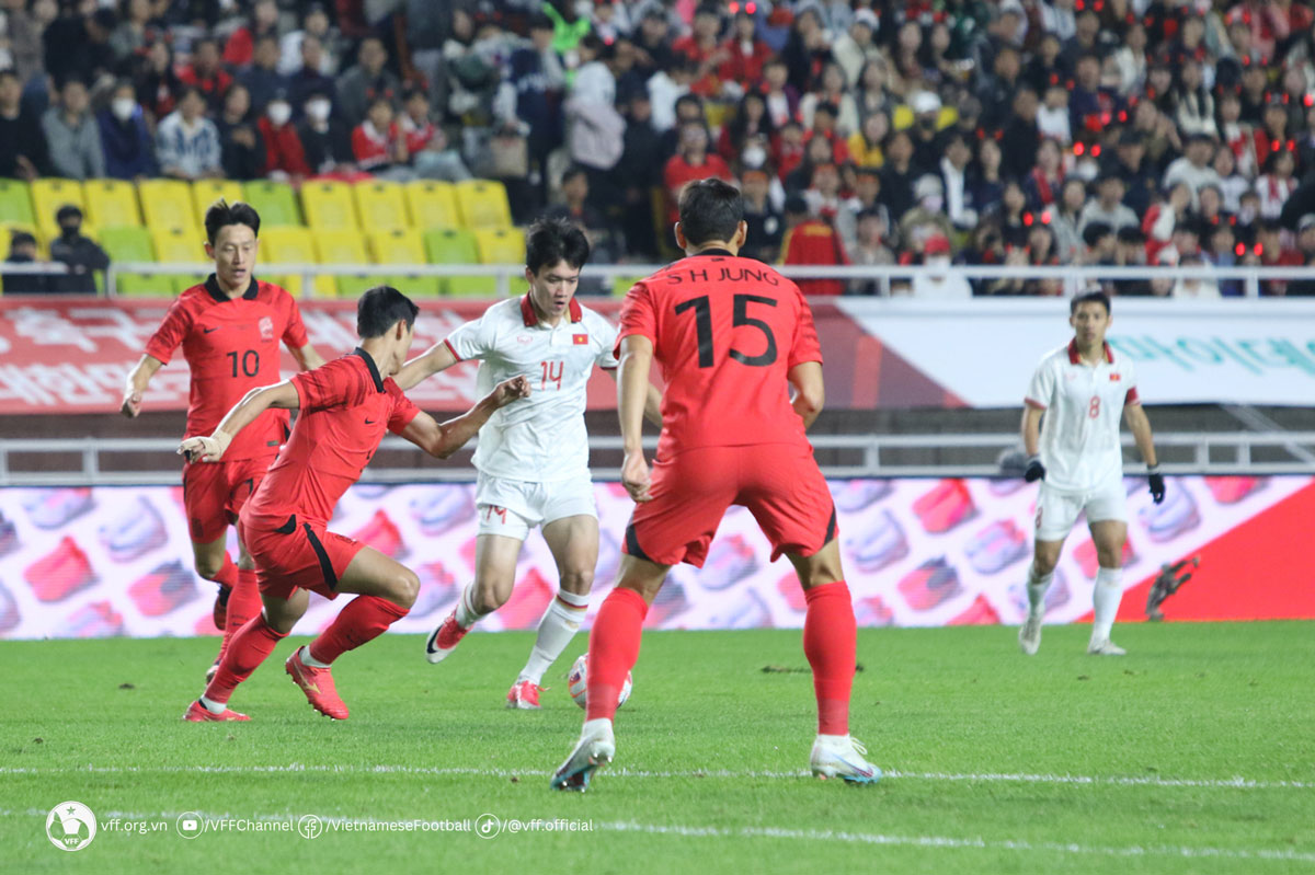 Việt Anh nhận thẻ đỏ oan ức, ĐT Việt Nam nhận thất bại 0-5 trước Hàn Quốc - Ảnh 1.