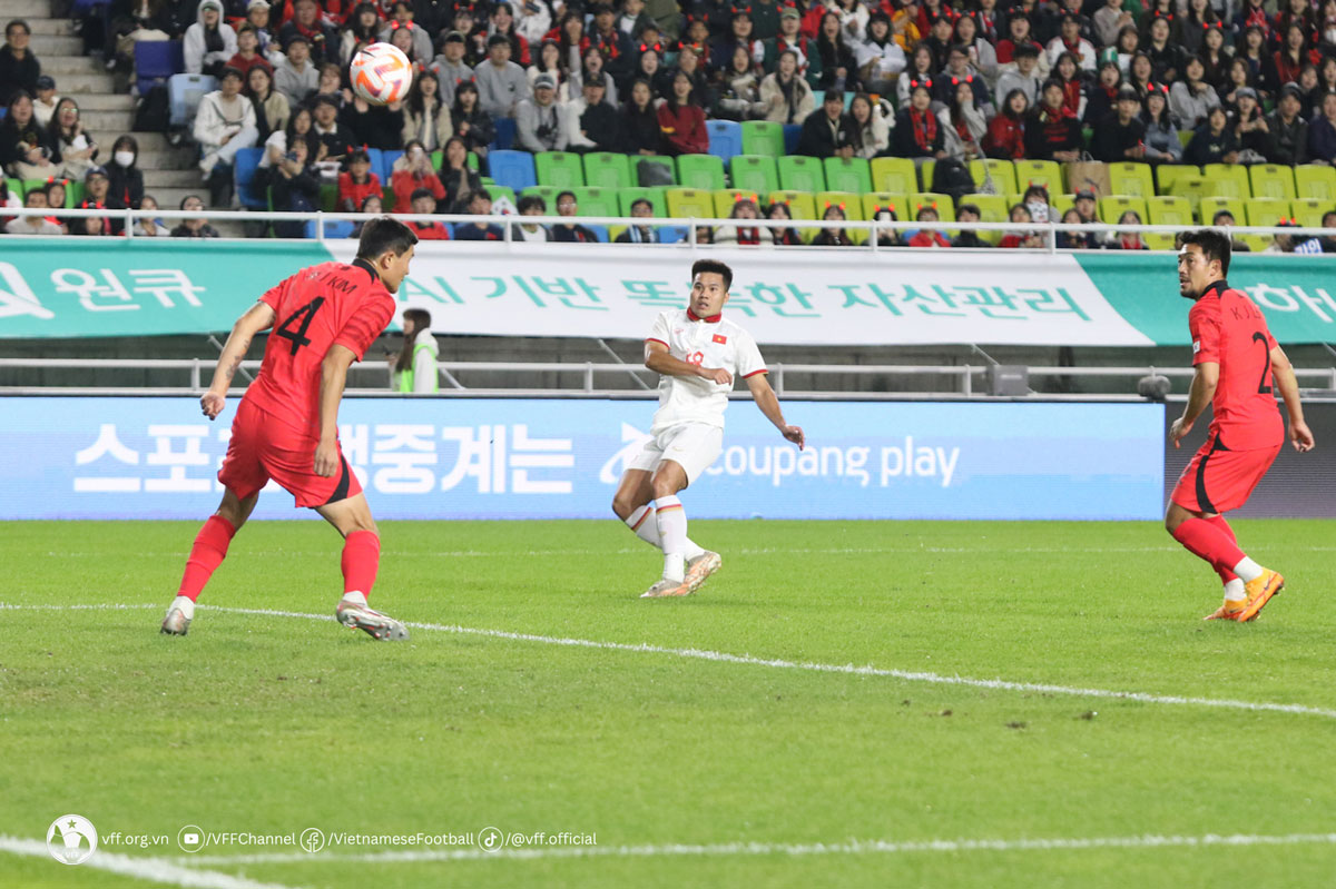 Việt Anh nhận thẻ đỏ oan ức, ĐT Việt Nam nhận thất bại 0-5 trước Hàn Quốc - Ảnh 2.