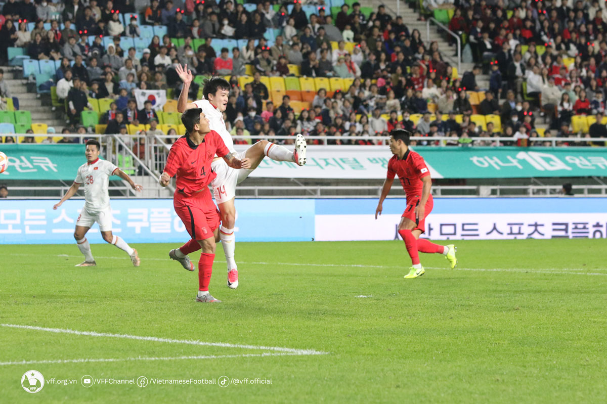 Việt Anh nhận thẻ đỏ oan ức, ĐT Việt Nam nhận thất bại 0-5 trước Hàn Quốc - Ảnh 3.