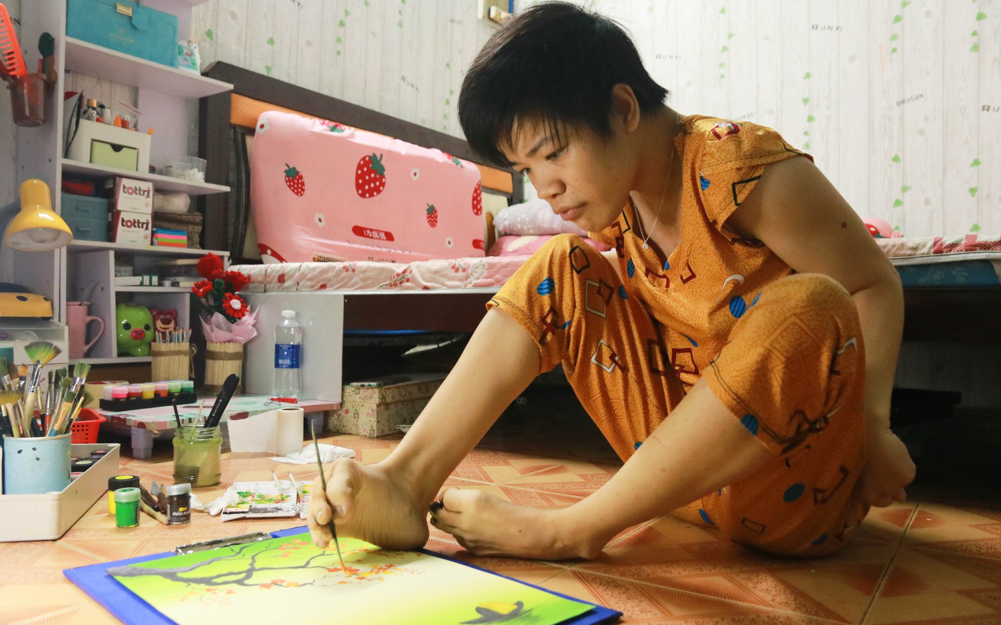 Cô gái khuyết tật ở TP.HCM với niềm đam mê vẽ tranh bằng chân suốt 20 năm