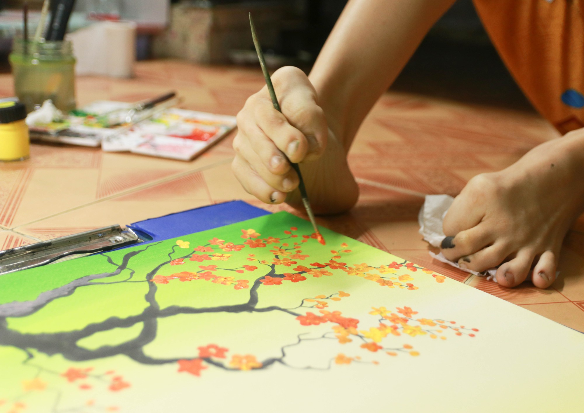 Cô gái khuyết tật ở TP.HCM với niềm đam mê vẽ tranh bằng chân suốt 20 năm - Ảnh 2.
