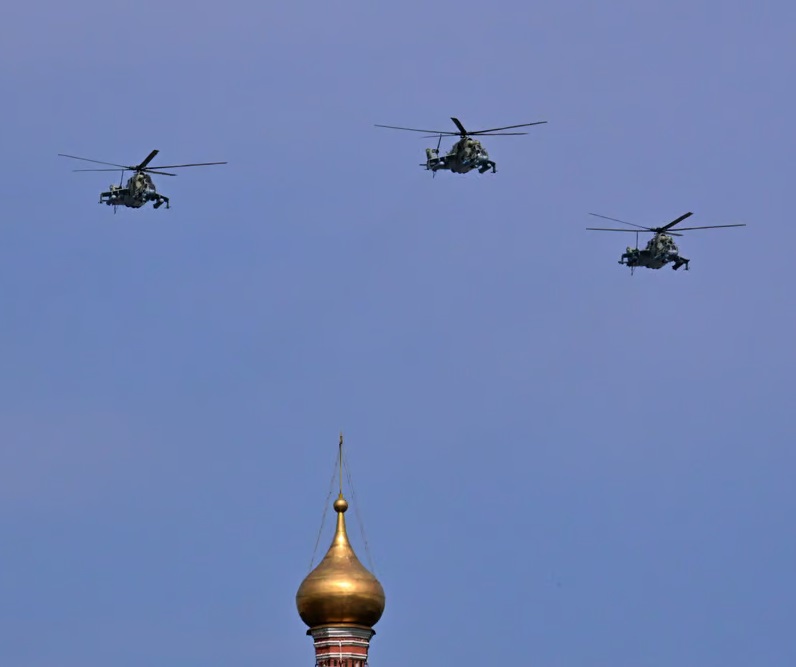 Đồng loạt tấn công 2 sân bay quân sự Nga, Ukraine tuyên bố phá hủy 9 trực thăng, giáng đòn mạnh cho Moscow - Ảnh 1.