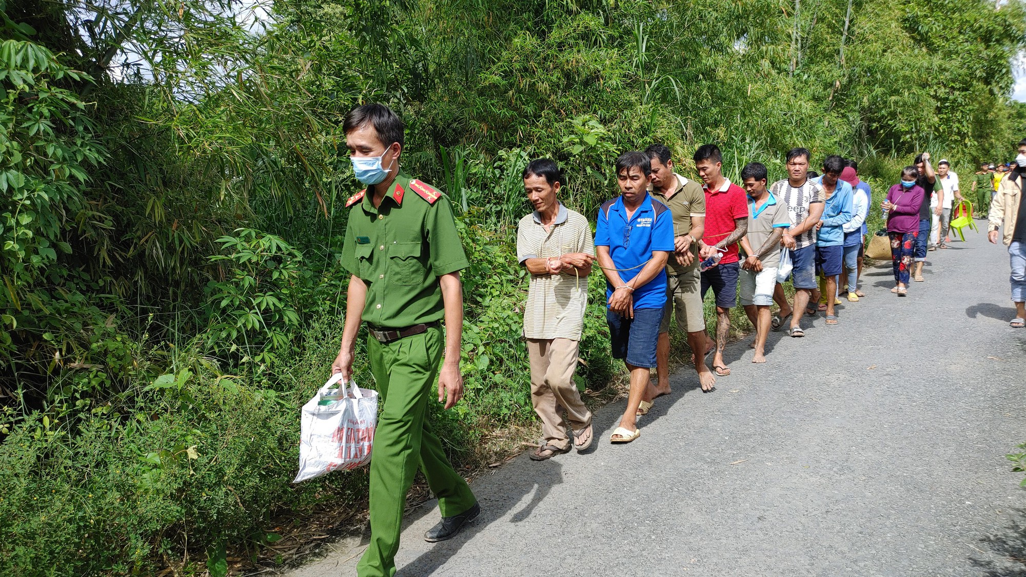 Cảnh sát hình sự An Giang vây bắt &quot;nóng&quot; nhóm đá gà, lắc tài xỉu trong vườn xoài - Ảnh 2.