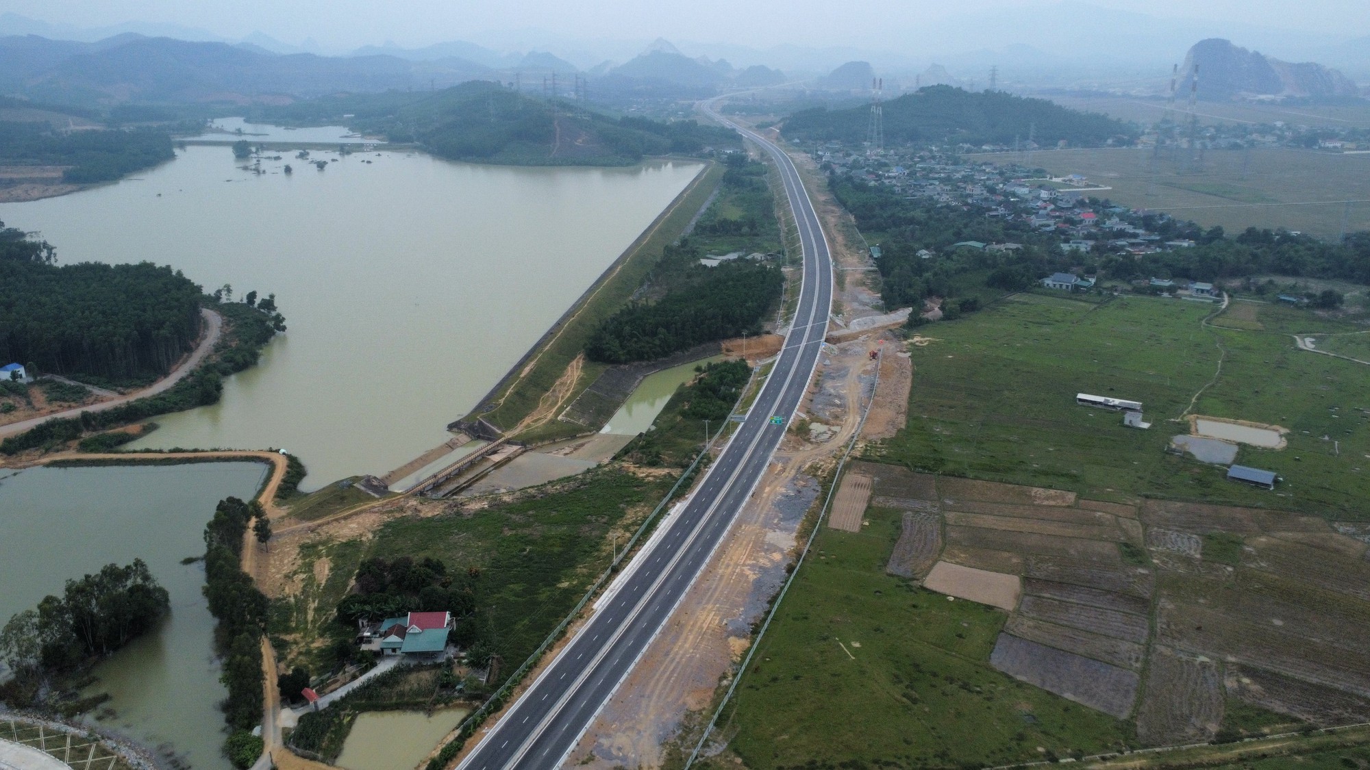 Hai dự án cao tốc Bắc - Nam qua tỉnh Thanh Hoá và Nghệ An chính thức khánh thành - Ảnh 6.