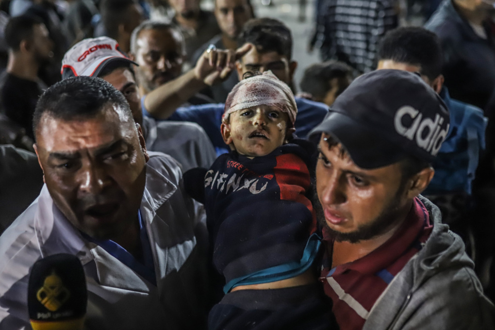 Cảnh đau thương tại bệnh viện ở dải Gaza bị tập kích, hàng trăm người thiệt mạng - Ảnh 3.