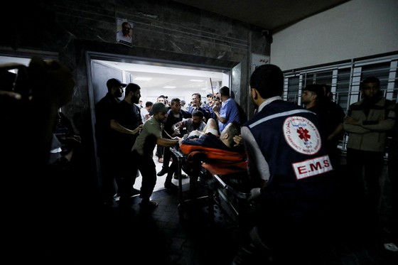 Cảnh đau thương tại bệnh viện ở dải Gaza bị tập kích, hàng trăm người thiệt mạng - Ảnh 5.