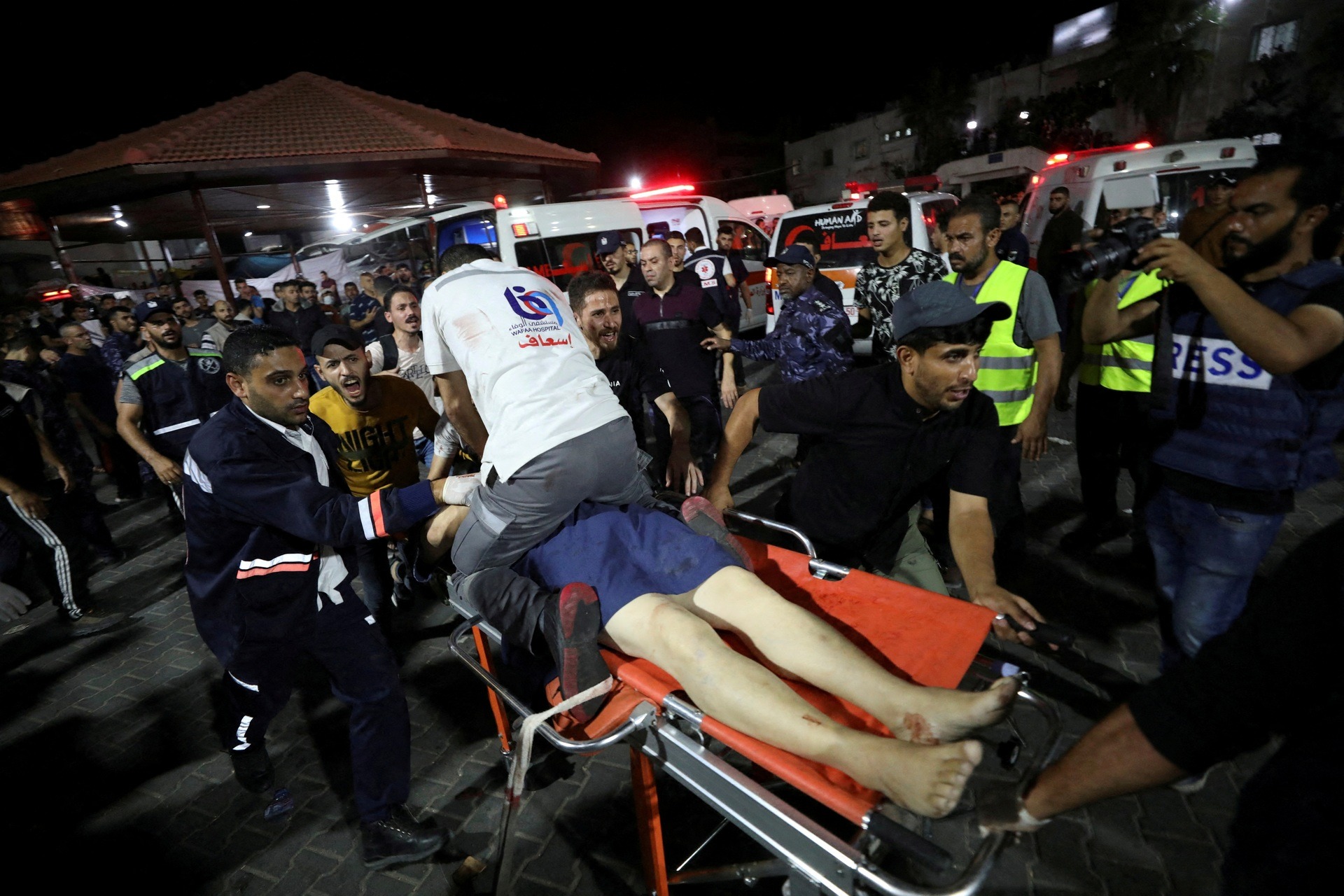 Cảnh đau thương tại bệnh viện ở dải Gaza bị tập kích, hàng trăm người thiệt mạng - Ảnh 6.
