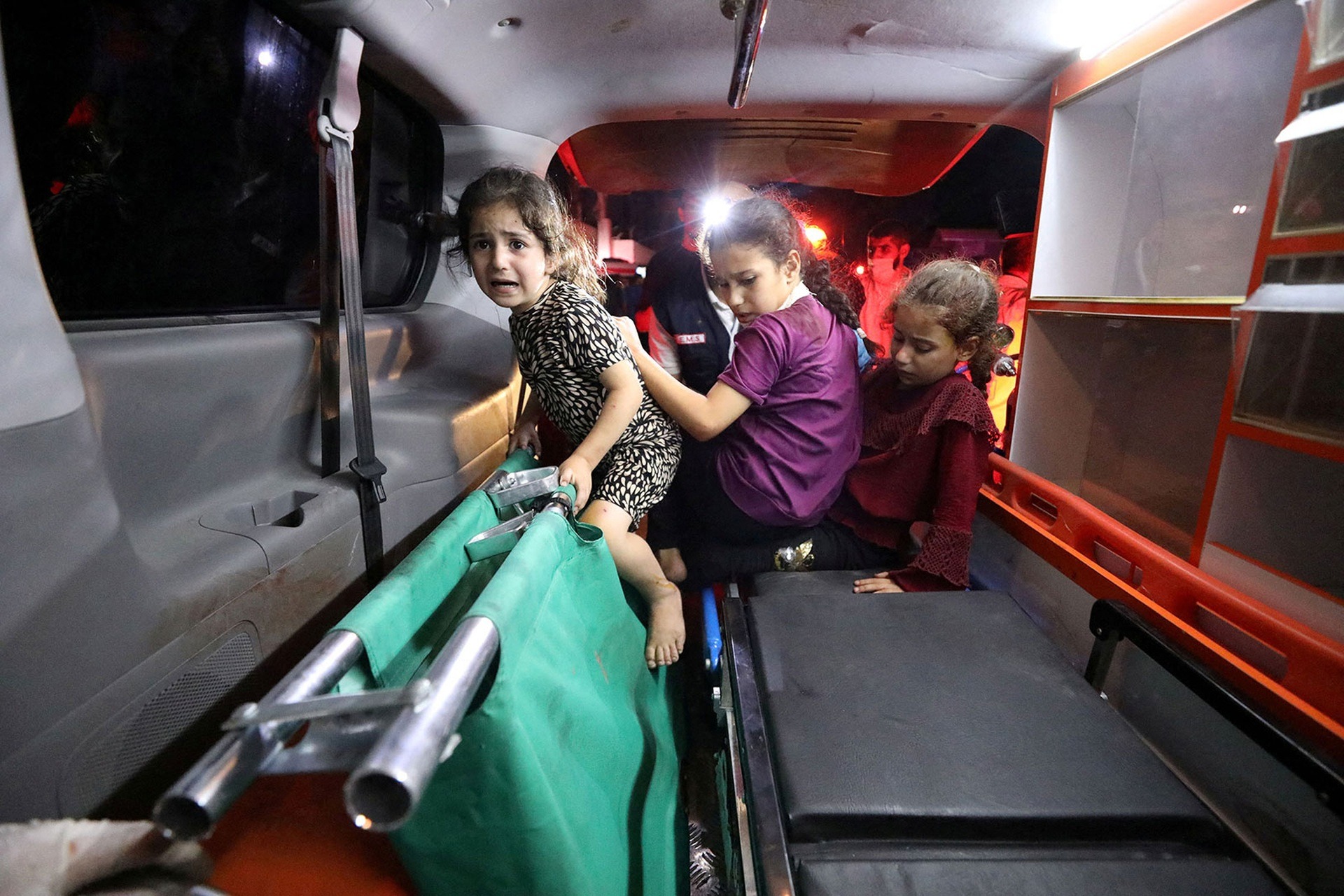 Cảnh đau thương tại bệnh viện ở dải Gaza bị tập kích, hàng trăm người thiệt mạng - Ảnh 7.
