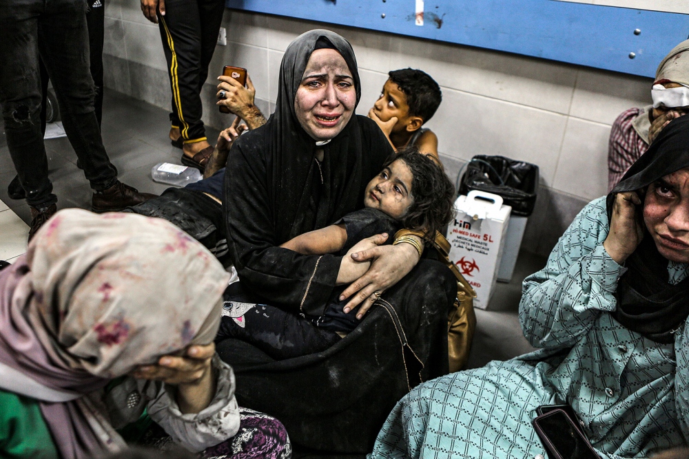 Cảnh đau thương tại bệnh viện ở dải Gaza bị tập kích, hàng trăm người thiệt mạng - Ảnh 9.