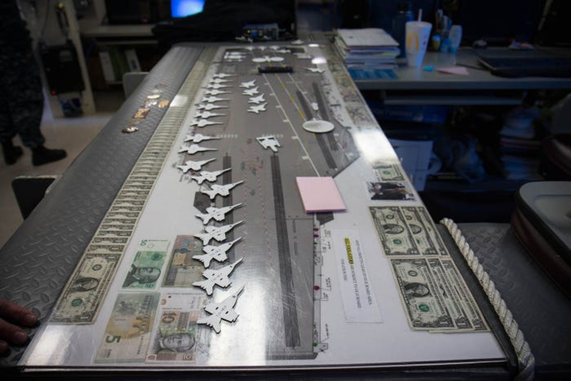 Bên trong tàu sân bay trị giá 13 tỷ USD của Mỹ - Ảnh 9.