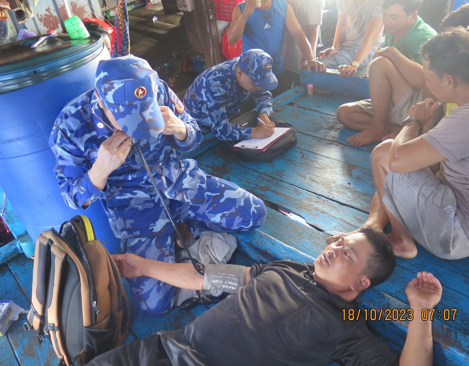Vụ 13 ngư dân Quảng Nam mất tích ở Trường Sa: Nhiều ngư dân bị đau được sơ cứu khẩn cấp trên biển - Ảnh 1.