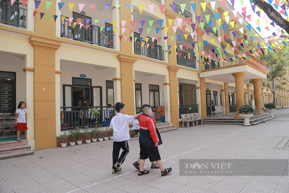 &quot;Tố&quot; suất ăn lèo tèo vài món, phụ huynh bất ngờ nhận tin trường dừng ăn bán trú: UBND quận chỉ đạo gì? - Ảnh 3.