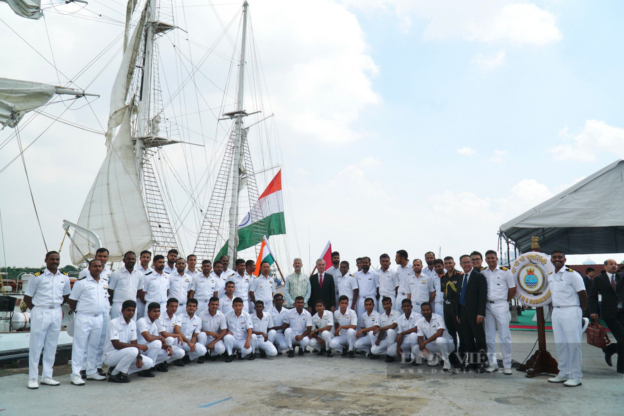 Tàu huấn luyện Hải quân Ấn Độ cập cảng TP.HCM - Ảnh 1.