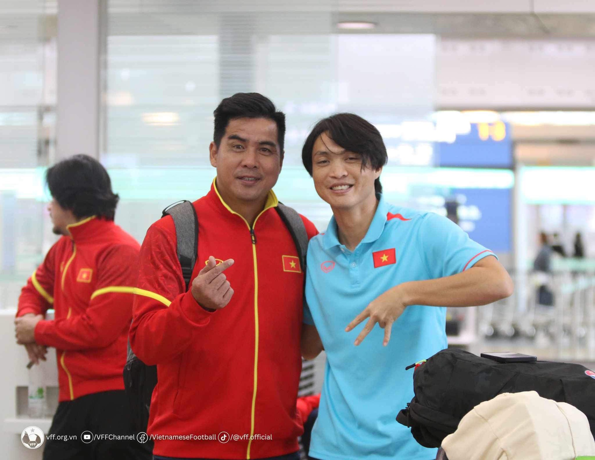 Thầy trò HLV Troussier trở về Việt Nam kết thúc hành trình thi đấu tại Hàn Quốc - Ảnh 8.