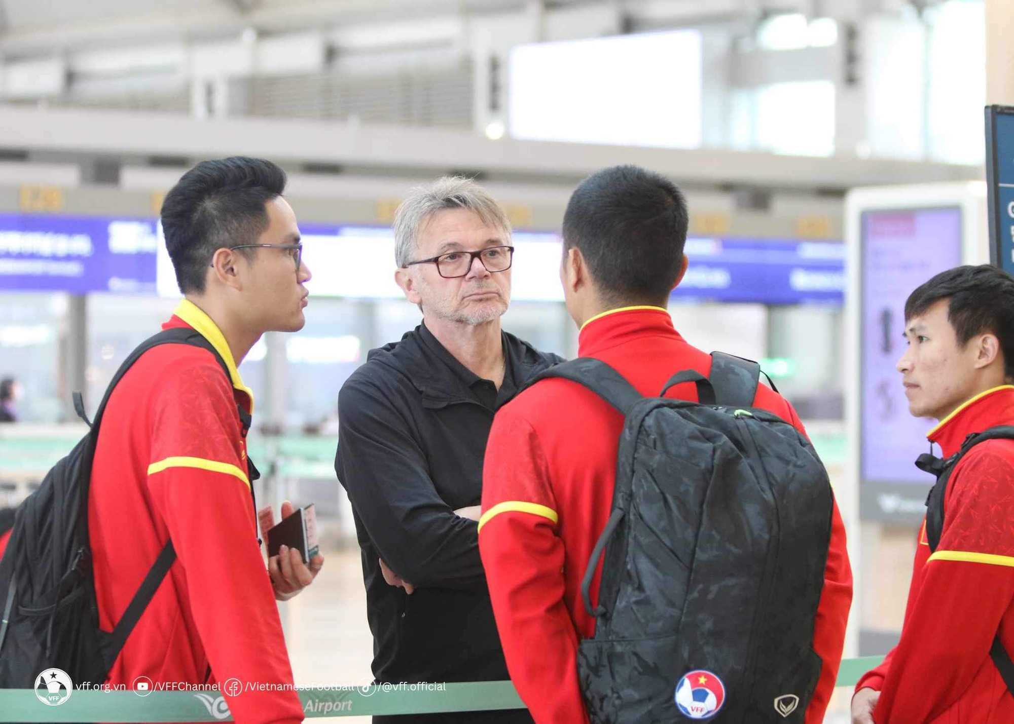 Thầy trò HLV Troussier trở về Việt Nam kết thúc hành trình thi đấu tại Hàn Quốc - Ảnh 1.