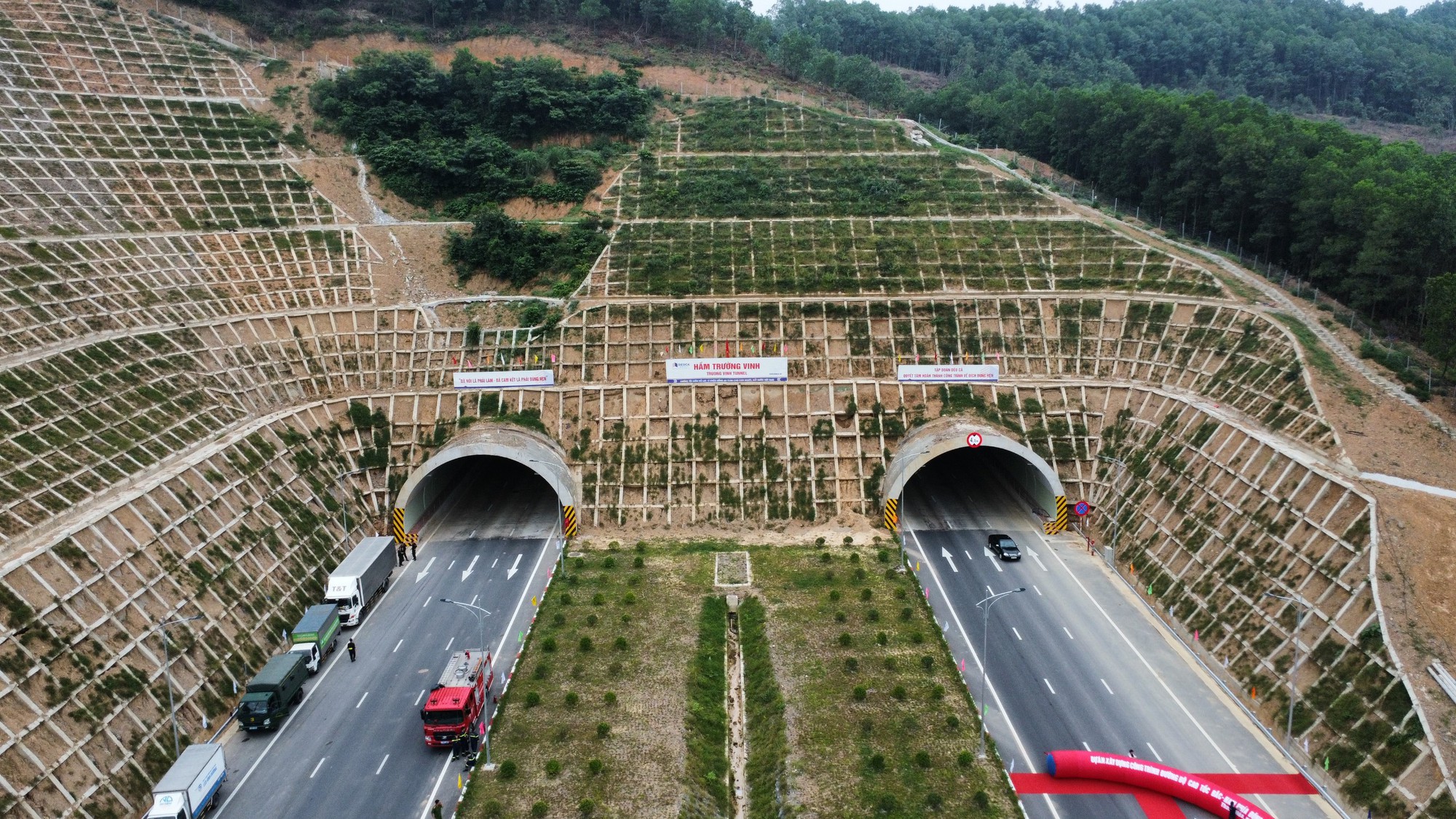 Hai dự án cao tốc Bắc - Nam qua tỉnh Thanh Hoá và Nghệ An chính thức khánh thành - Ảnh 4.