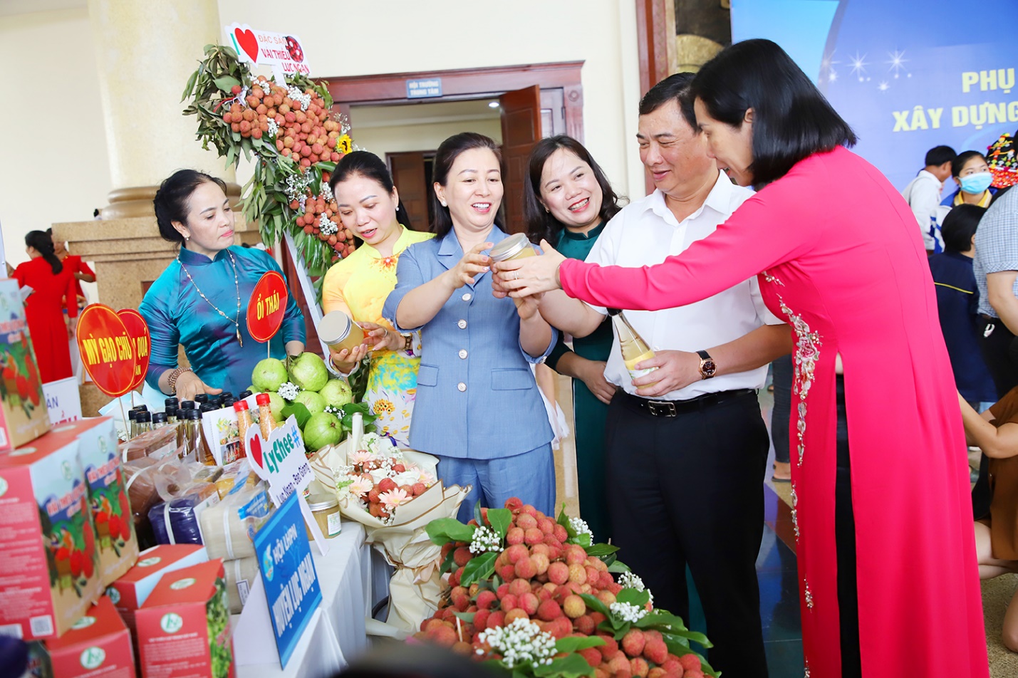 Phụ nữ Bắc Giang tích cực phát triển sản phẩm OCOP, cùng nhau làm giàu - Ảnh 1.