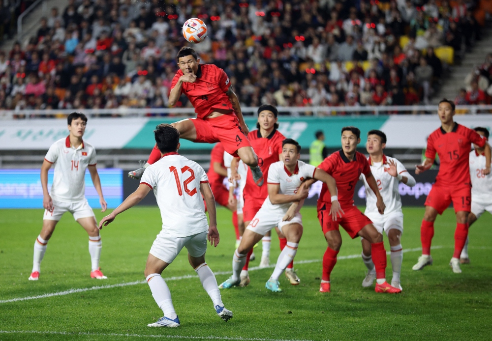 Bị trừ 6,89 điểm, ĐT Việt Nam có bị văng khỏi top 100 trên BXH FIFA? - Ảnh 1.