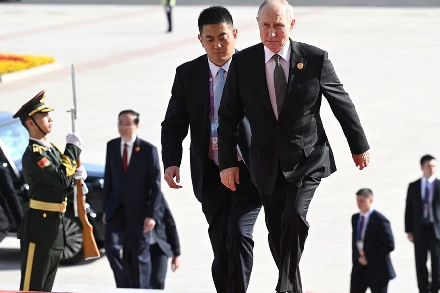Giới truyền thông phát hiện vali hạt nhân luôn theo sát Tổng thống Nga ở Trung Quốc - Ảnh 1.
