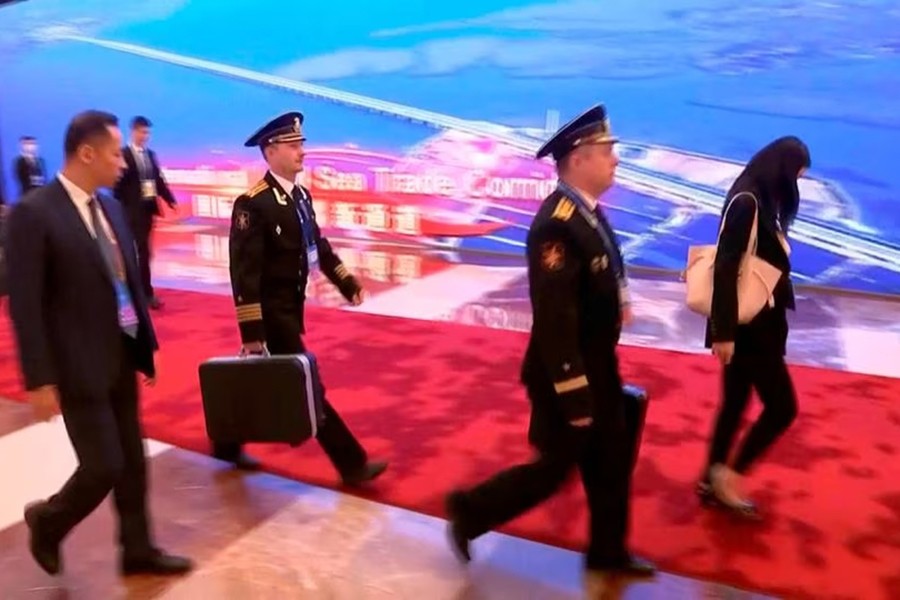 Giới truyền thông phát hiện vali hạt nhân luôn theo sát Tổng thống Nga ở Trung Quốc - Ảnh 2.