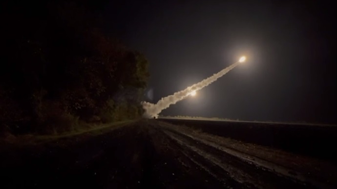 Ảnh vệ tinh tiết lộ sân bay Nga thiệt hại nặng vì bị Ukraine dùng tên lửa ATACMS tấn công - Ảnh 1.