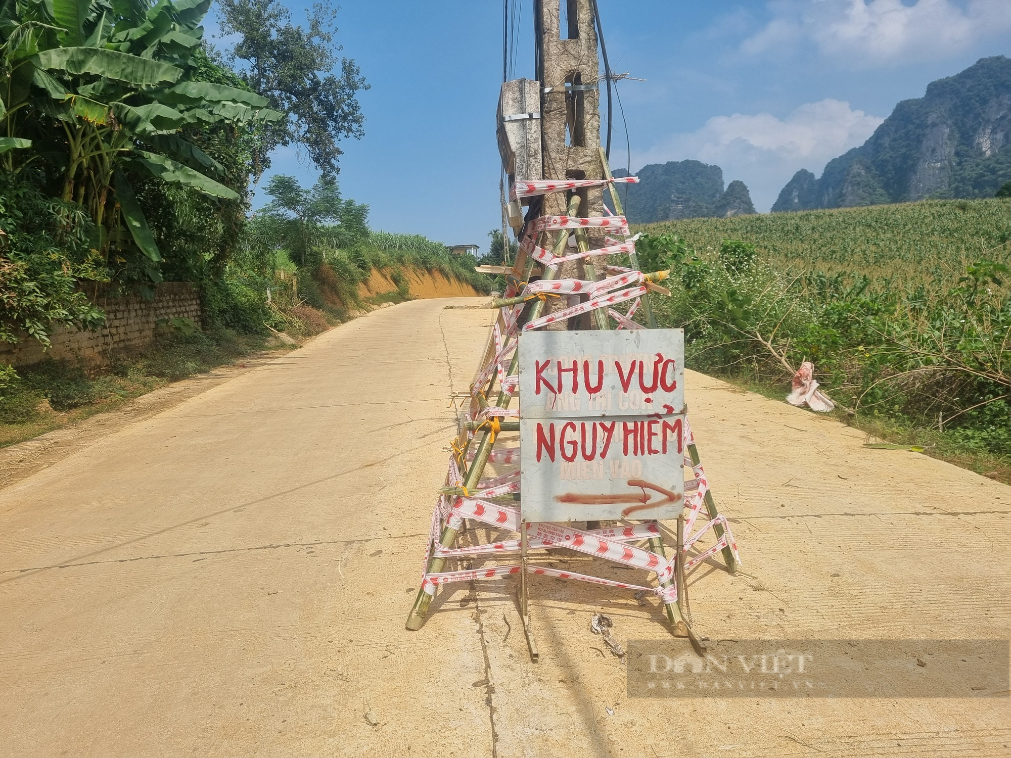 Vụ cột điện giữa đường ở huyện Cao Phong (Hòa Bình): Cột điện đã được rào chắn - Ảnh 2.