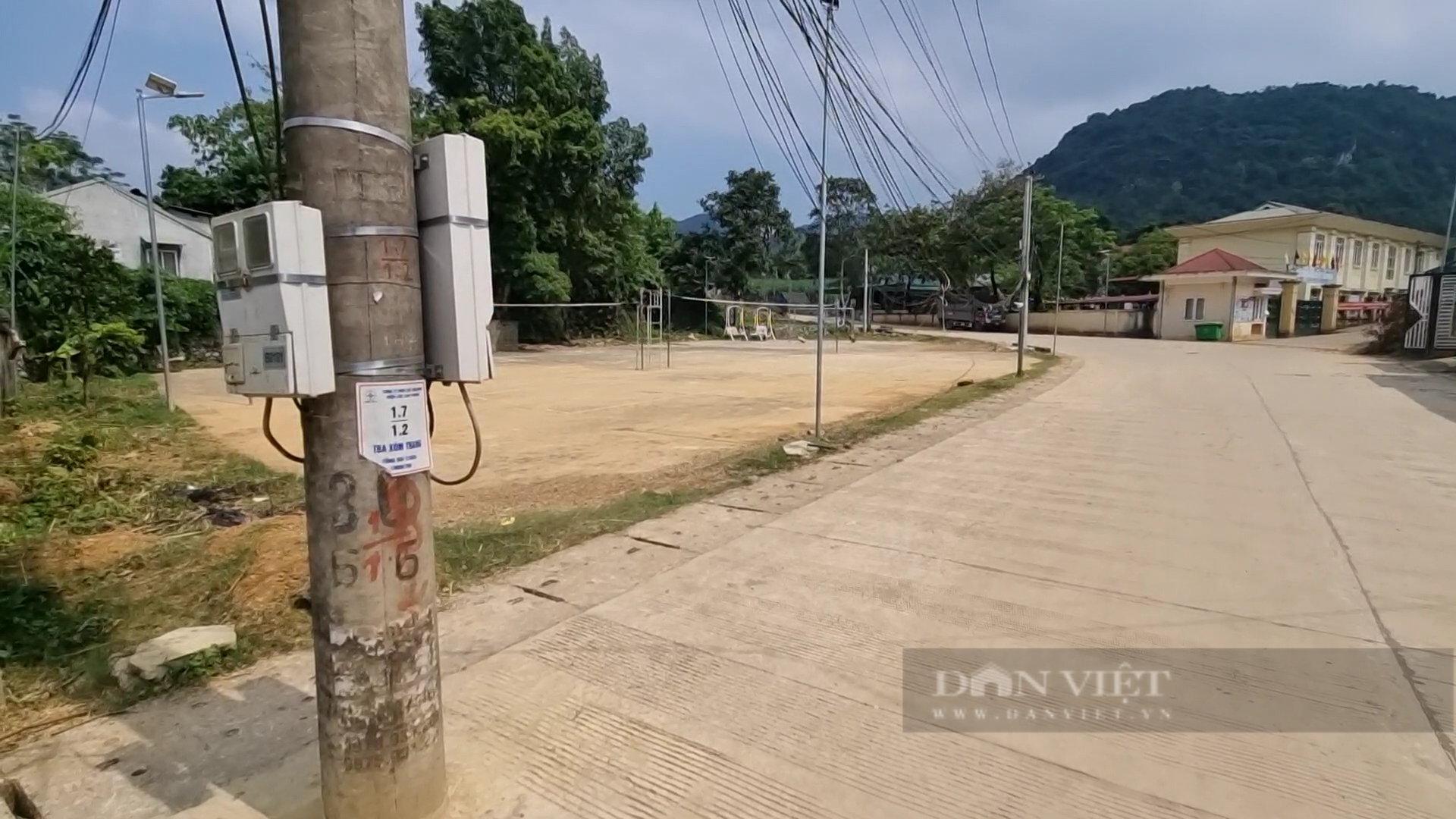 Vụ cột điện giữa đường ở huyện Cao Phong (Hòa Bình): Cột điện đã được rào chắn - Ảnh 4.