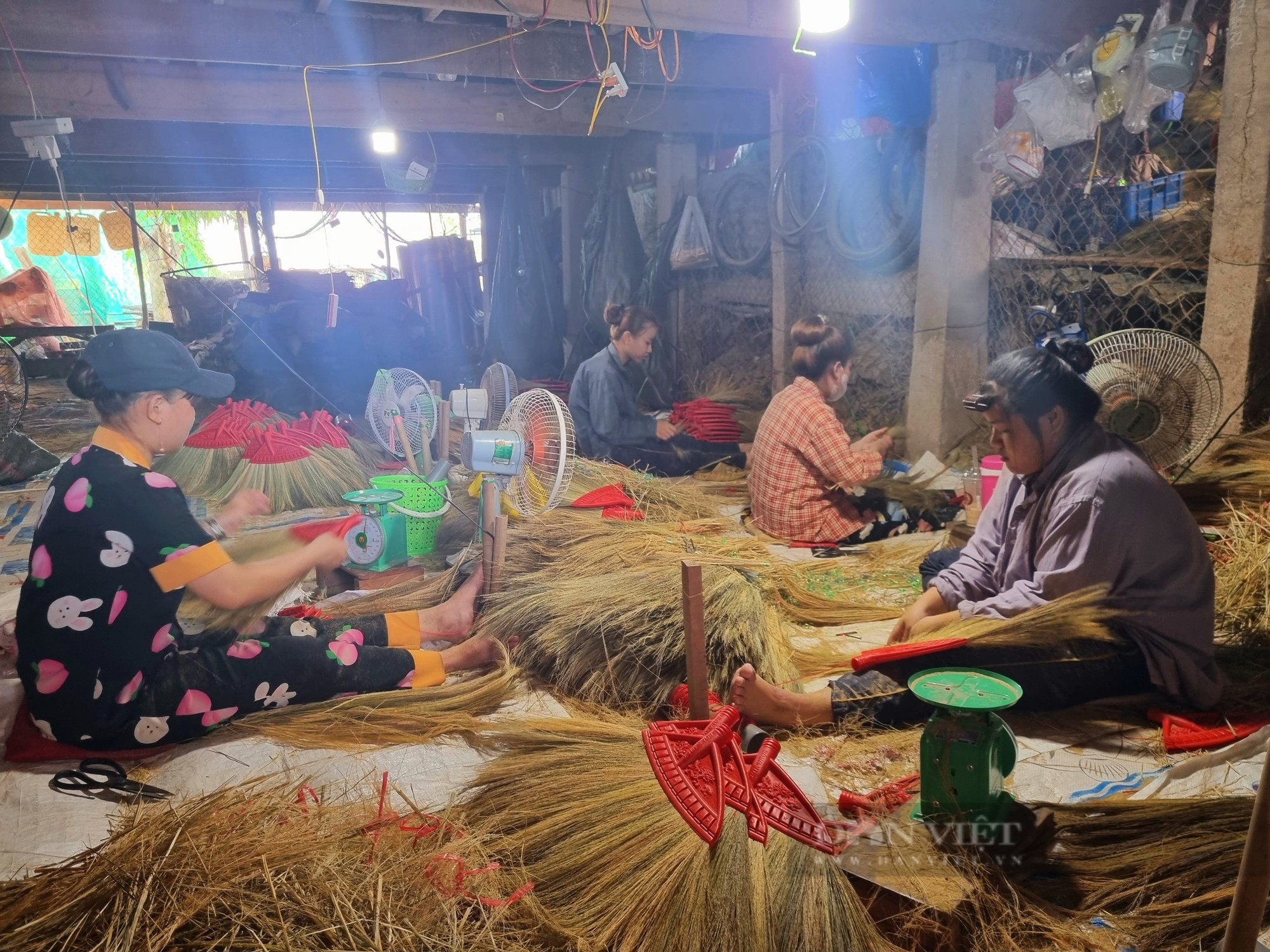 Làng nghề bó chổi sậy ở An Giang- điểm tựa cho lao động nông thôn - Ảnh 2.