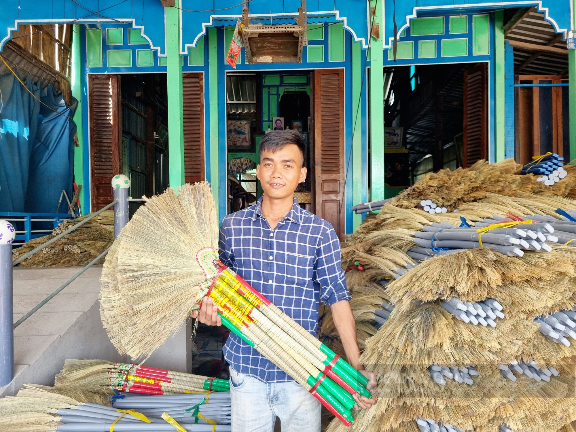 Làng nghề bó chổi sậy ở An Giang- điểm tựa cho lao động nông thôn - Ảnh 4.