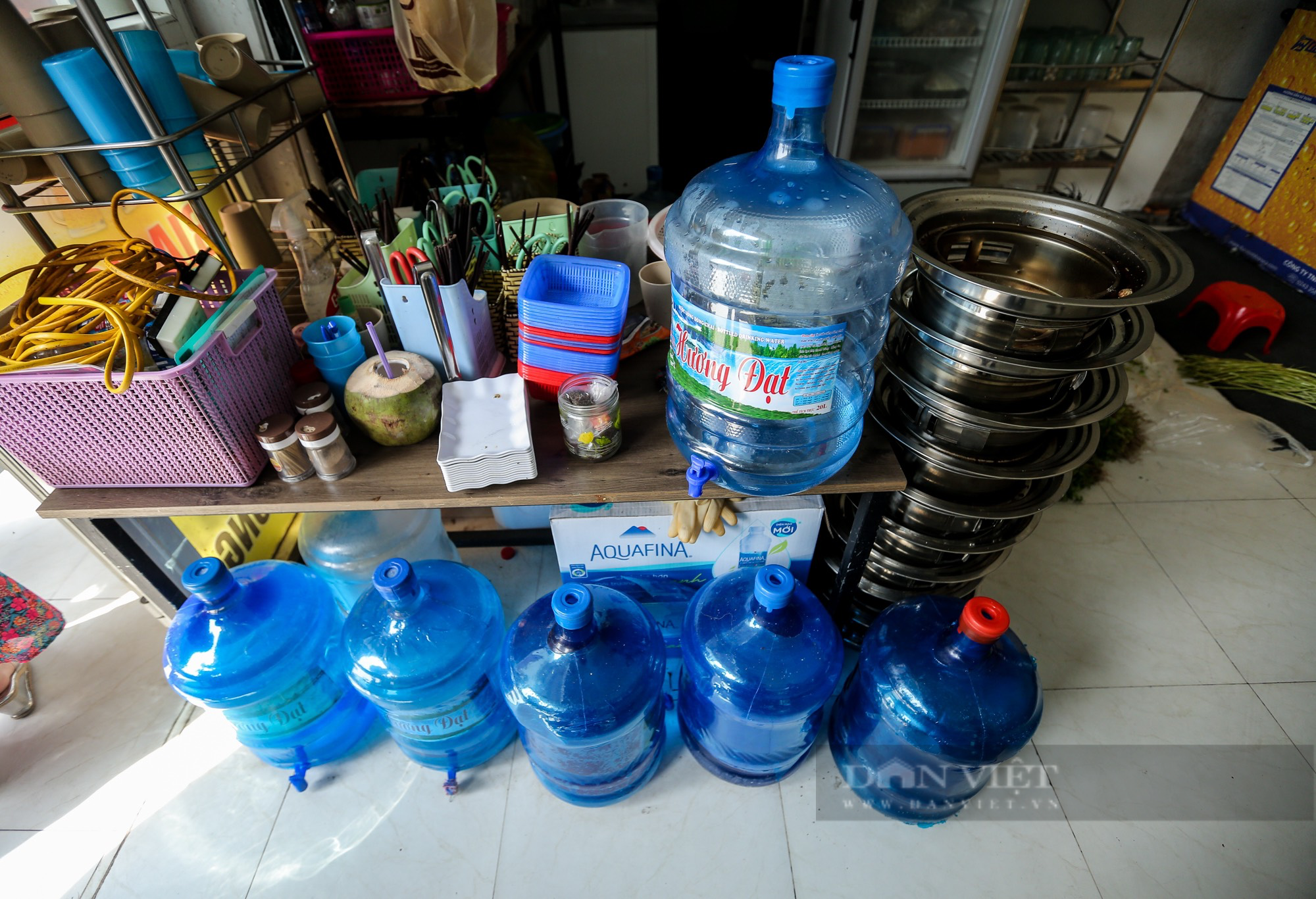 Vụ nước sạch KĐT Thanh Hà: Hàng quán đau đầu phải đóng cửa, đìu hiu vì mất nước  - Ảnh 4.