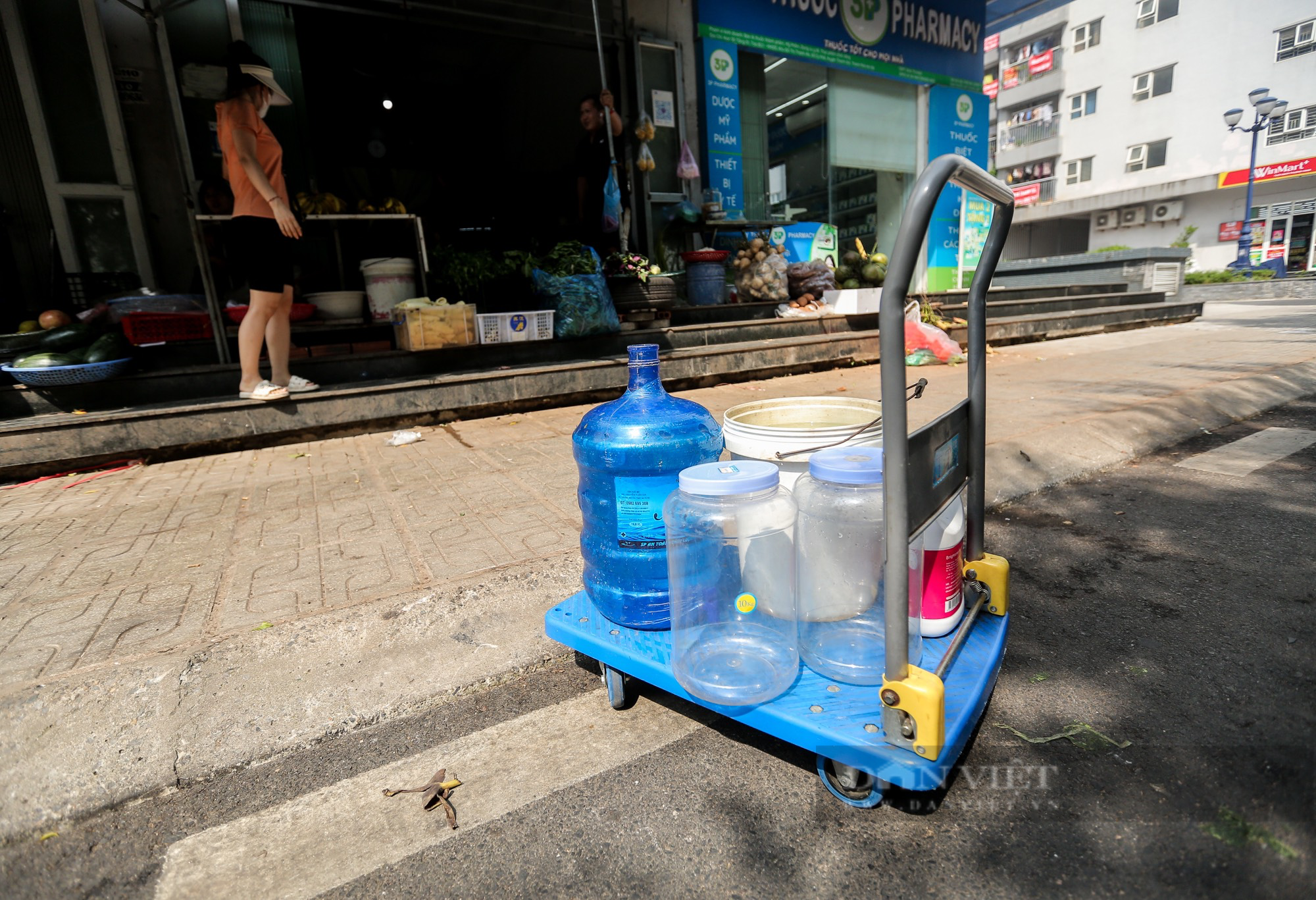 Vụ nước sạch KĐT Thanh Hà: Hàng quán đau đầu phải đóng cửa, đìu hiu vì mất nước  - Ảnh 12.