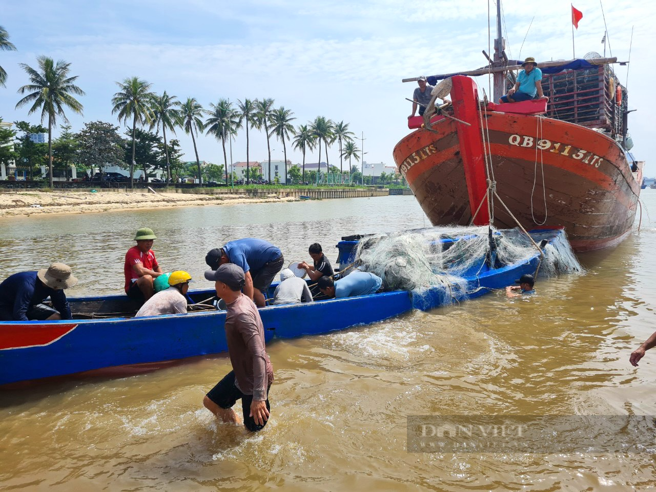 Quảng Bình: Lật thuyền khi ra khơi đánh cá, 2 ngư dân bơi hơn 1km vào bờ - Ảnh 2.