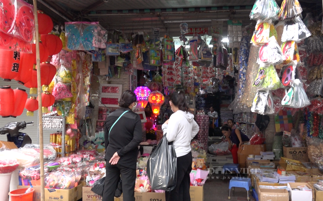 Thị trường Haloween Sài Gòn mẫu hàng đa dạng vẫn vắng người mua - Ảnh 3.