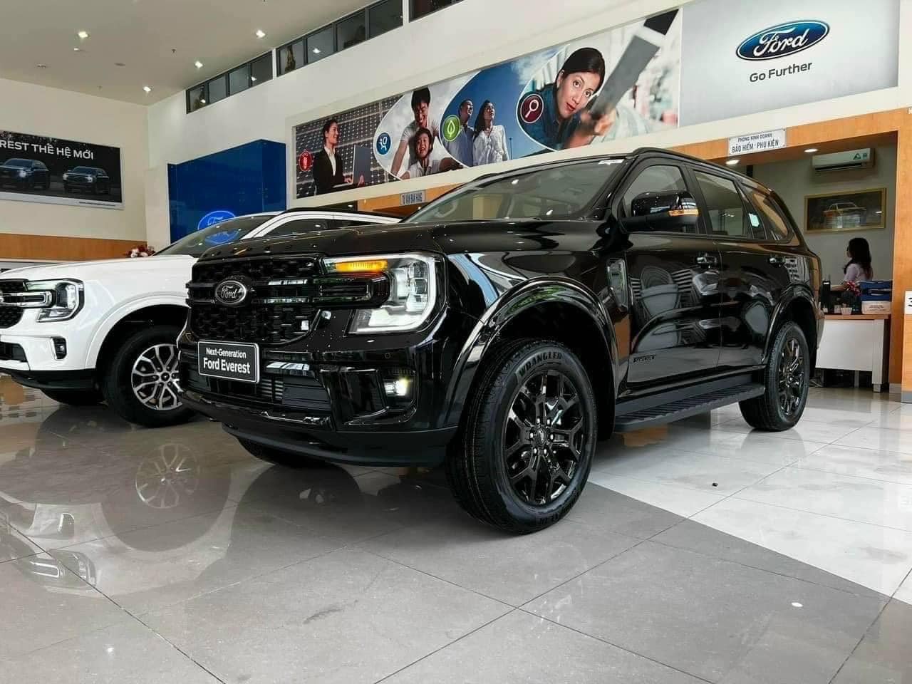 Giá xe Ford Everest lăn bánh tháng 10/2023: Bán chạy vẫn giảm hàng trăm triệu đồng - Ảnh 1.