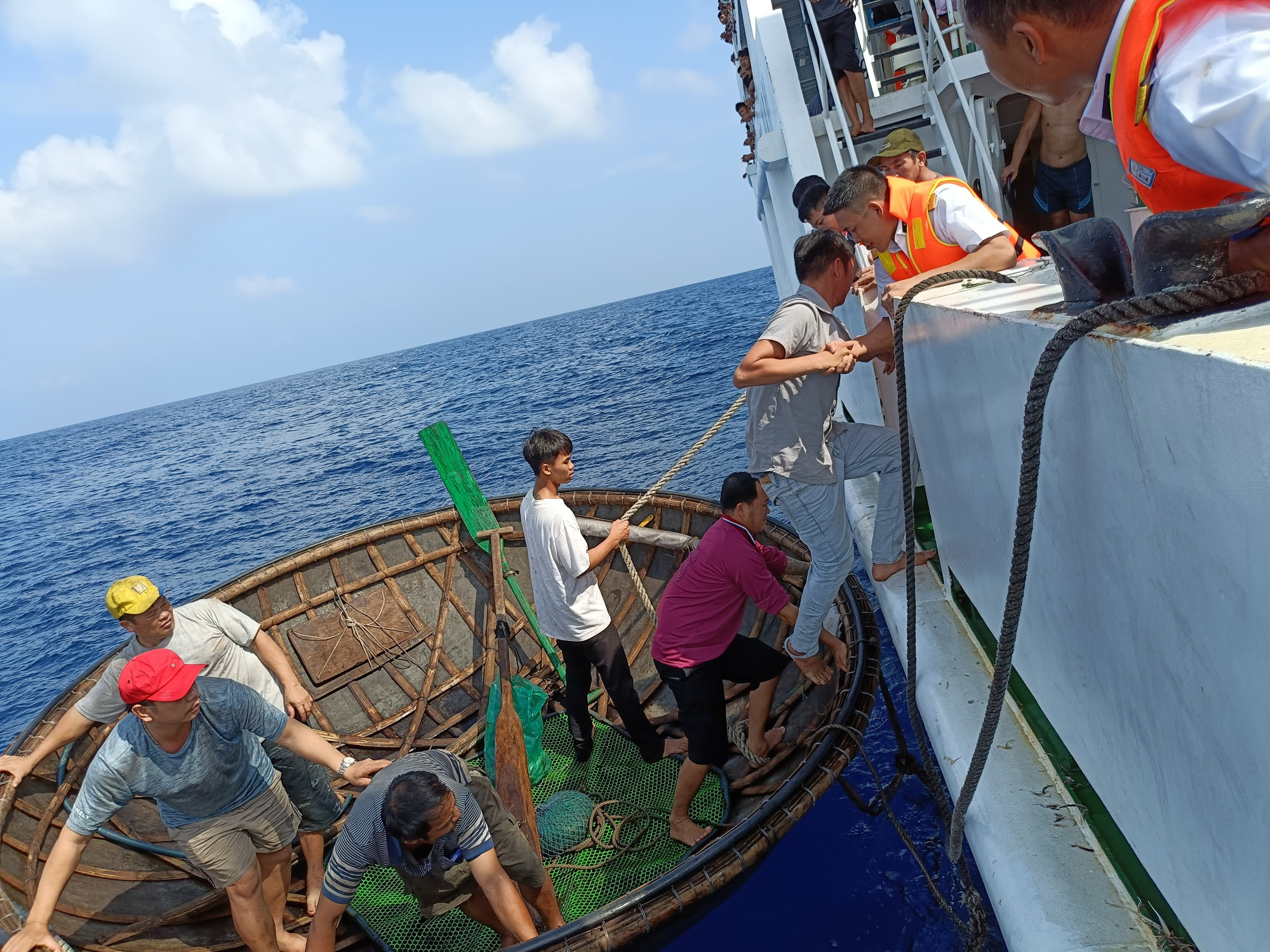 Vụ chìm tàu trên vùng biển Trường Sa: Tàu Hải quân 467 đã đón các ngư dân gặp nạn - Ảnh 1.