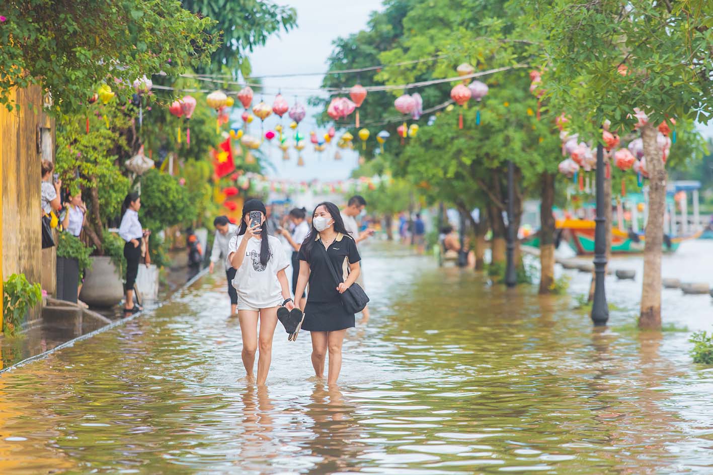 Khách Tây, khách ta trải nghiệm sông Hoài, thưởng thức cà phê, dù phố cổ Hội An ngập nước - Ảnh 7.