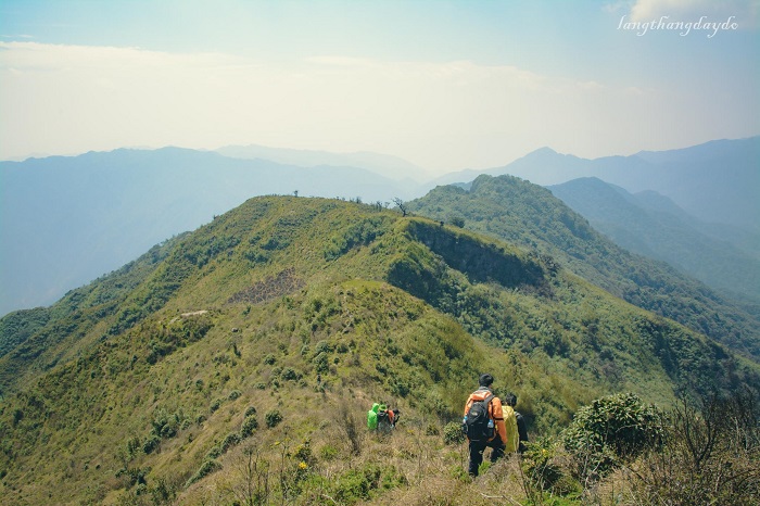 Ngọn núi cao 2913m so với mặt nước biển ở Yên Bái, tha hồ săn mây, cảnh đẹp như phim, người ta đang lên xem - Ảnh 1.