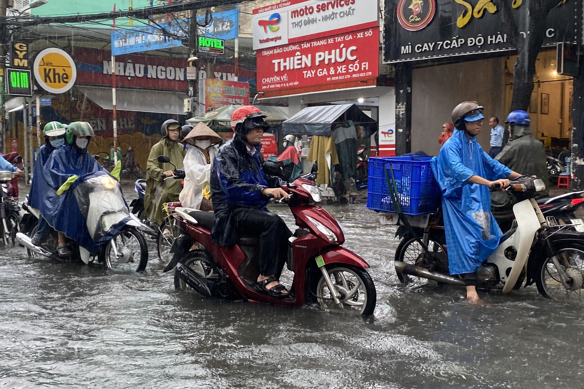 TP.HCM: Người dân chật vật lội nước, đội mưa đi làm trong ngày đầu tuần - Ảnh 3.