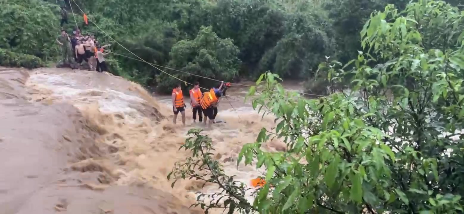 Giải cứu thành công 4 em nhỏ bị cô lập giữa dòng lũ dữ - Ảnh 2.