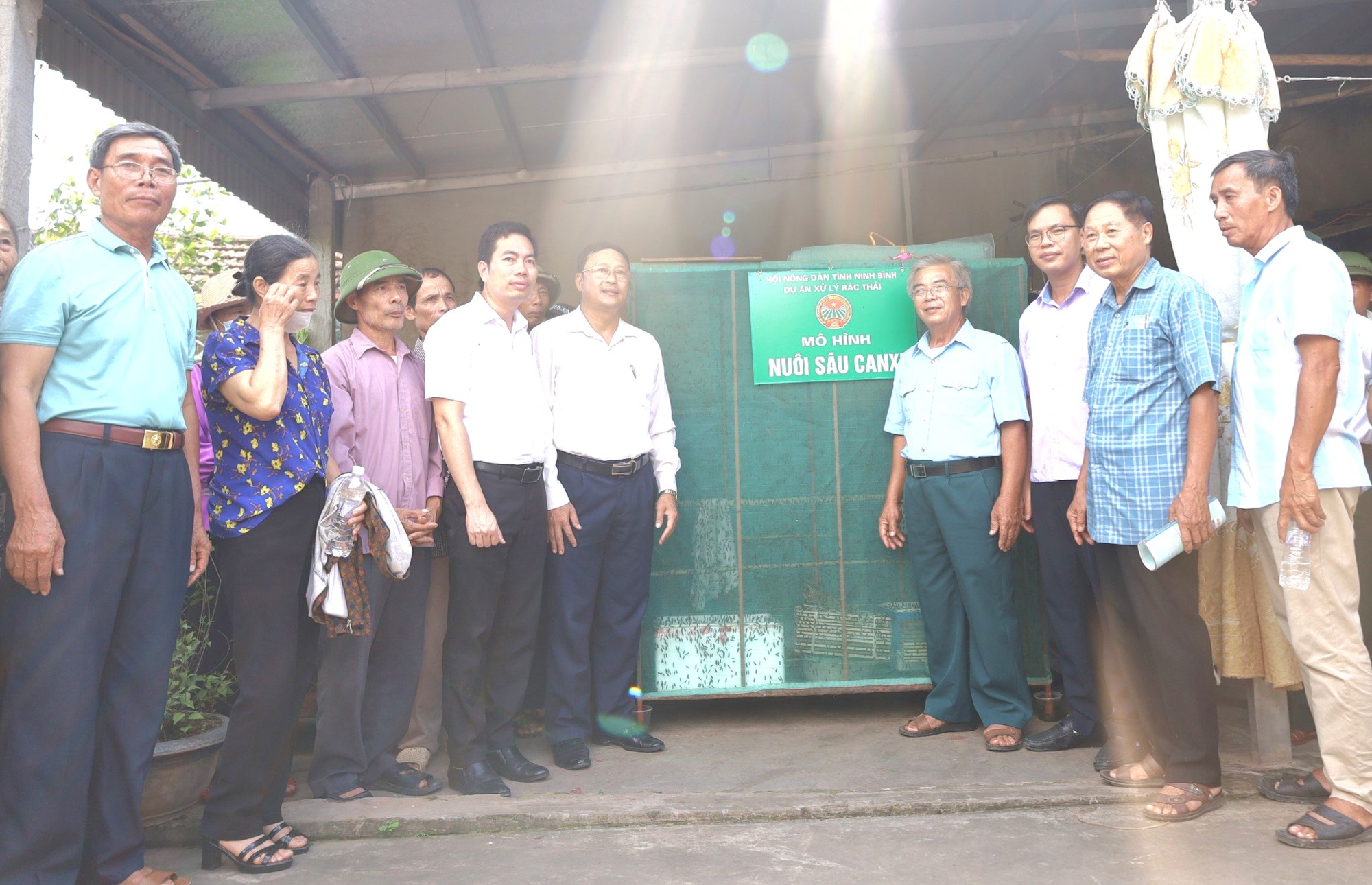 Ninh Bình: Gần 50 cán bộ, hội viên nông dân tham quan các mô hình xử lý rác hữu cơ - Ảnh 1.