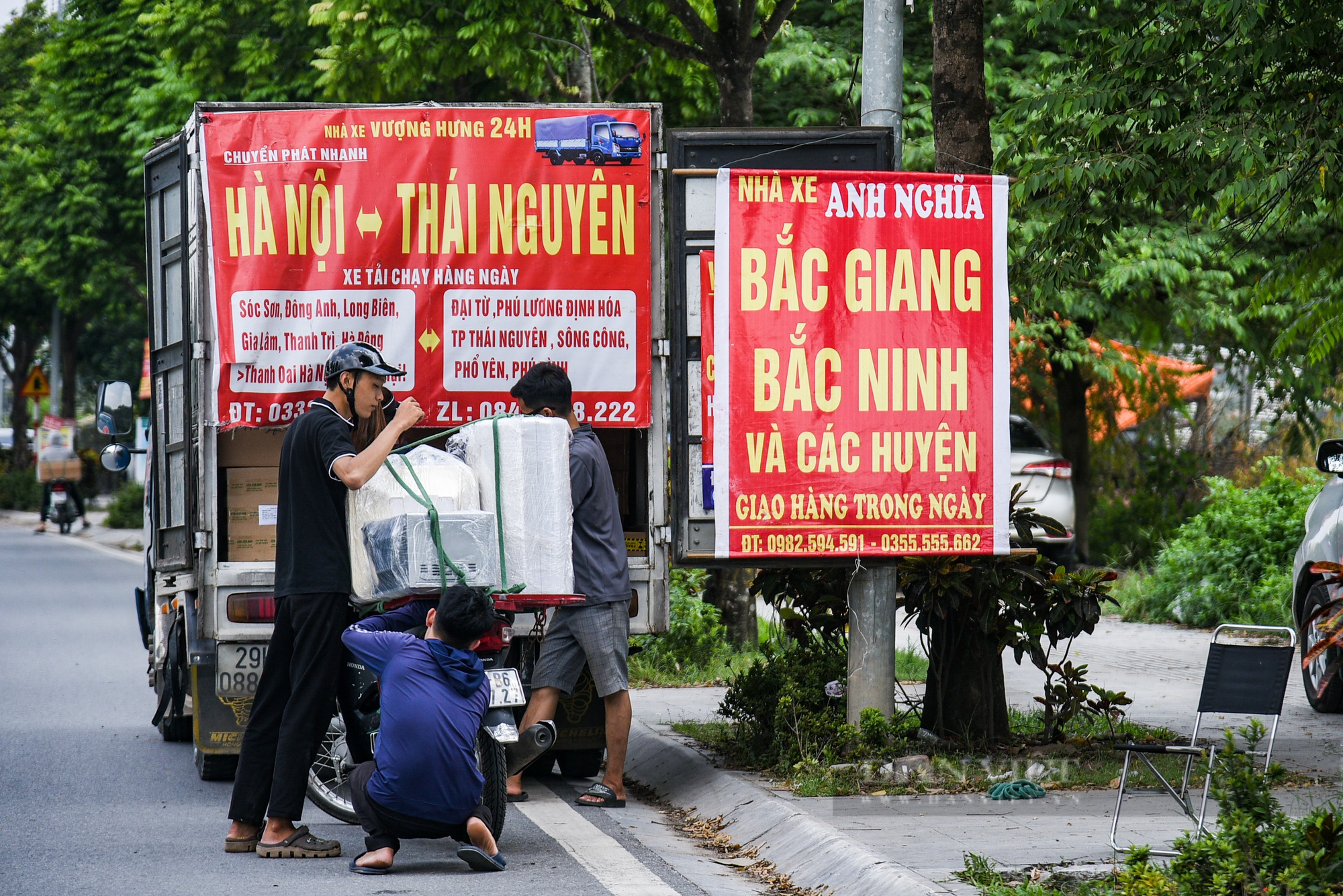 Bến xe tải hoạt động nhộn nhịp trên đại lộ nghìn tỷ ở Hà Nội - Ảnh 10.