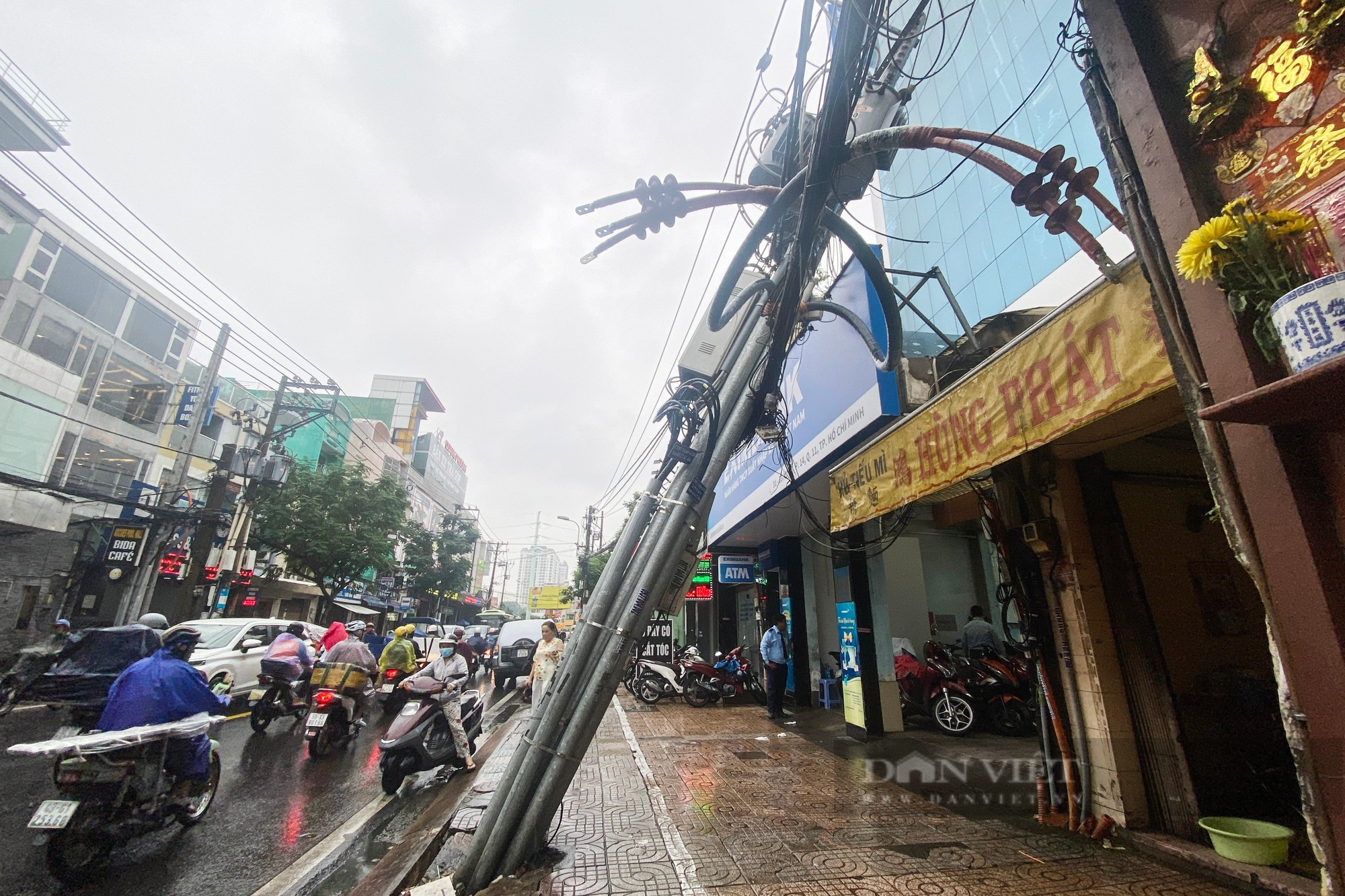 Một trụ điện trung thế bị sụt lún đổ vào nhà người dân ở TP.HCM - Ảnh 1.