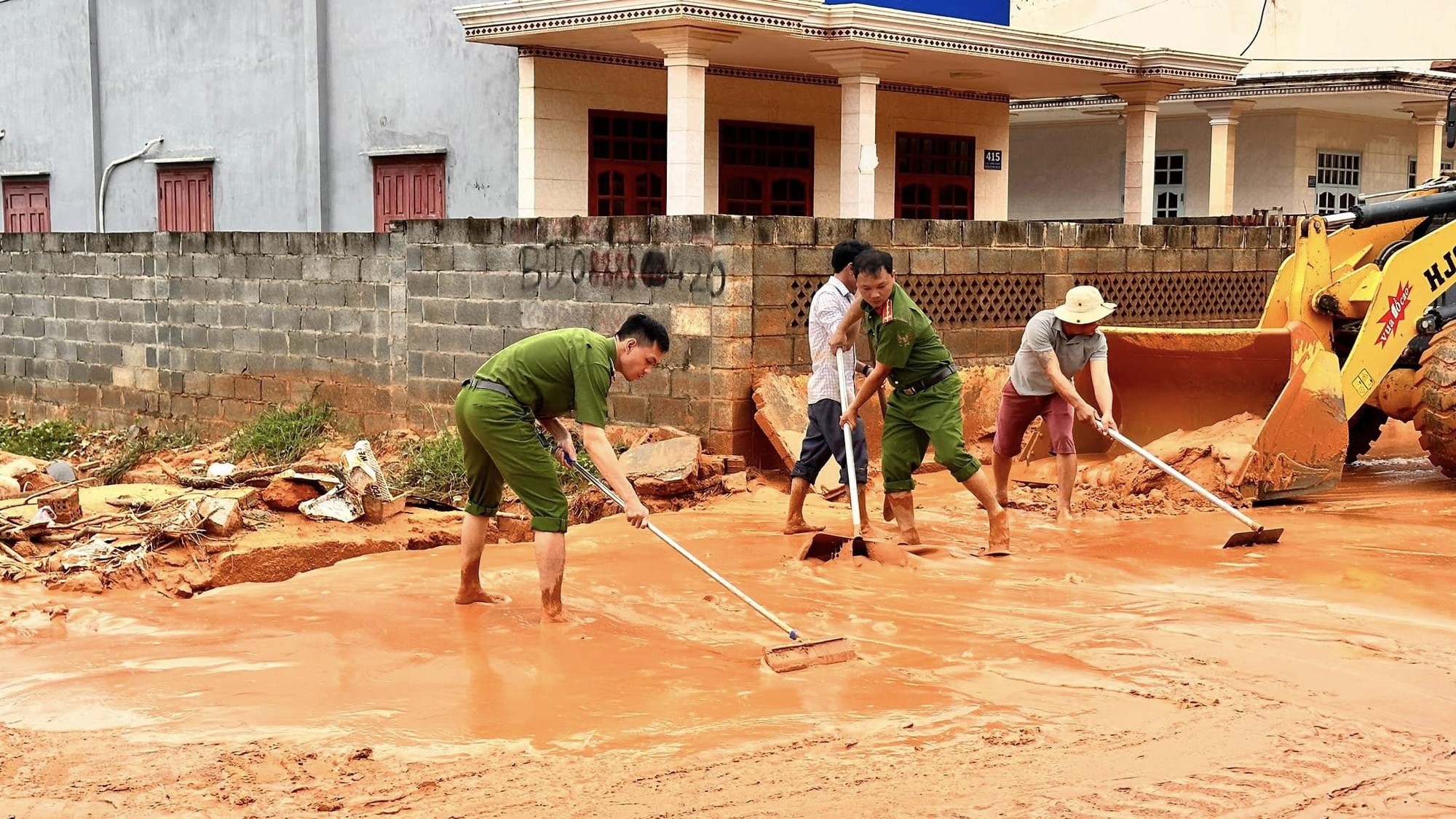 Bình Thuận:Mưa lớn gây thiệt hại nhiều diện tích hoa màu và cát đỏ tràn xuống đường khiến người dân gặp nhiều trở ngại  - Ảnh 3.