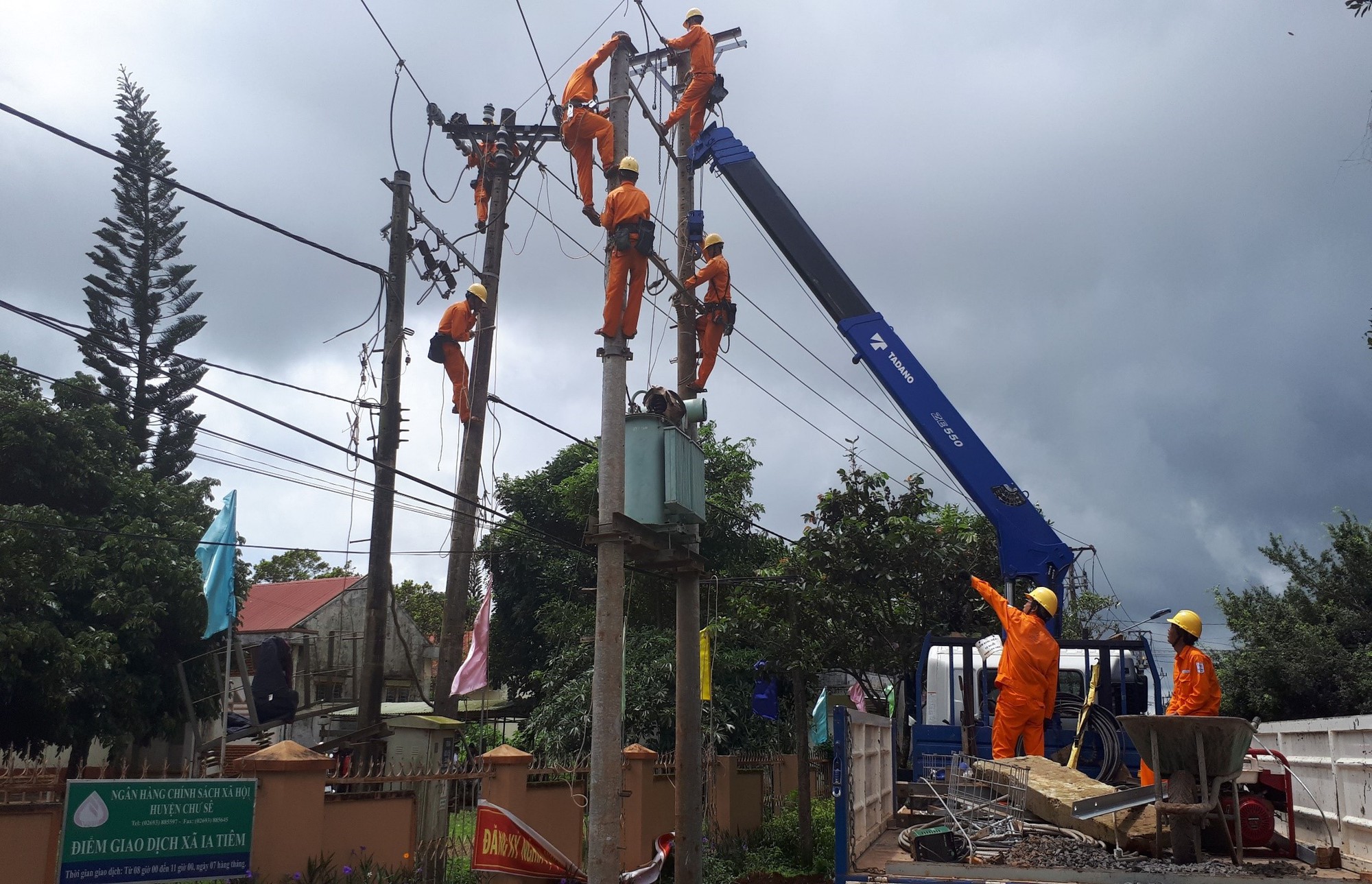 Hiệu quả từ công tác đầu tư, cải tạo, nâng cấp hệ thống lưới điện tại Chư Sê - Ảnh 2.