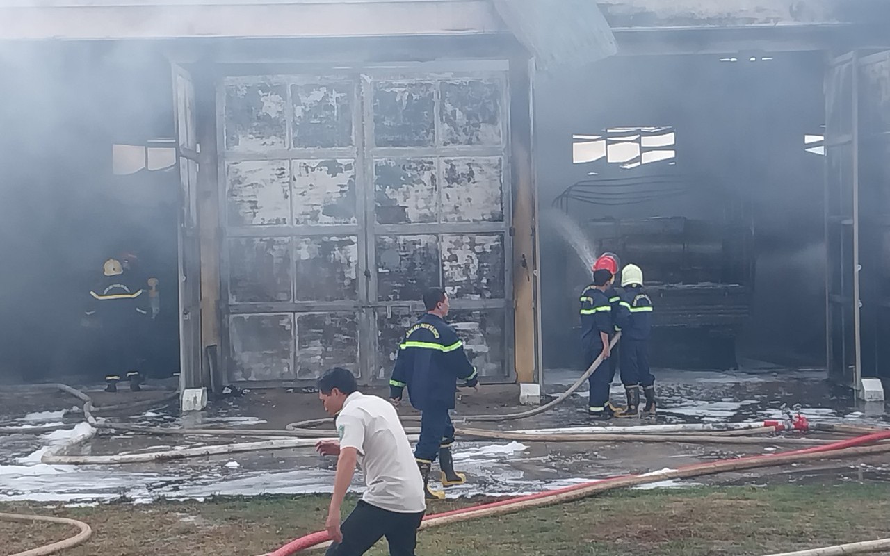 Nhà xe của một đơn vị quân đội ở sân bay Pleiku xảy ra cháy lớn