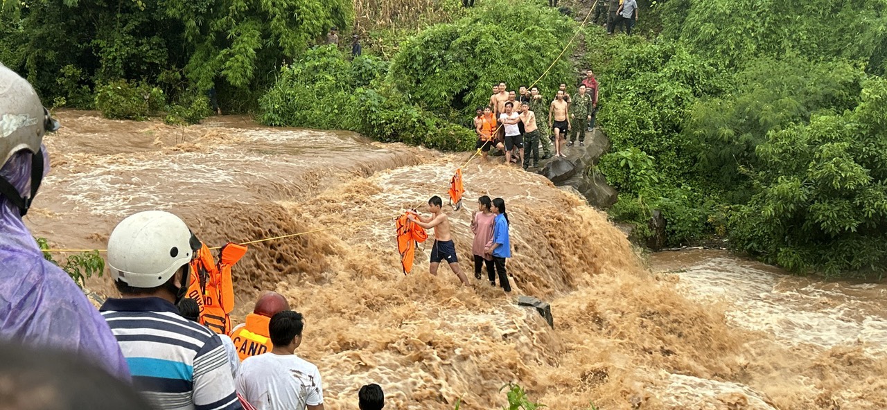 Giải cứu thành công 4 em nhỏ bị cô lập giữa dòng lũ dữ - Ảnh 1.