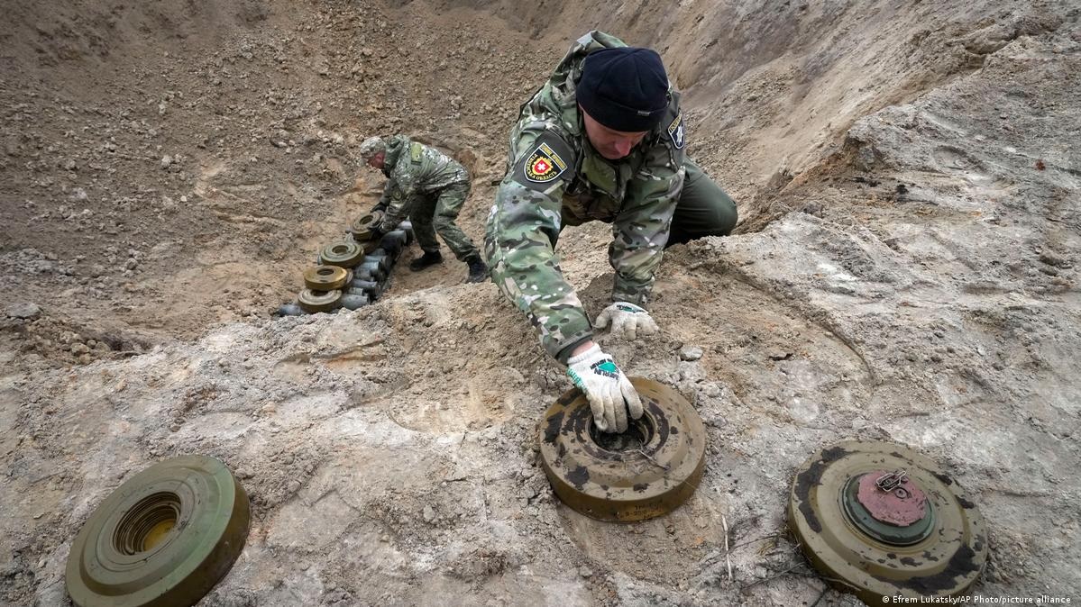 Ukraine tăng mật độ bãi mìn dọc biên giới Belarus lên 16 lần - Ảnh 1.