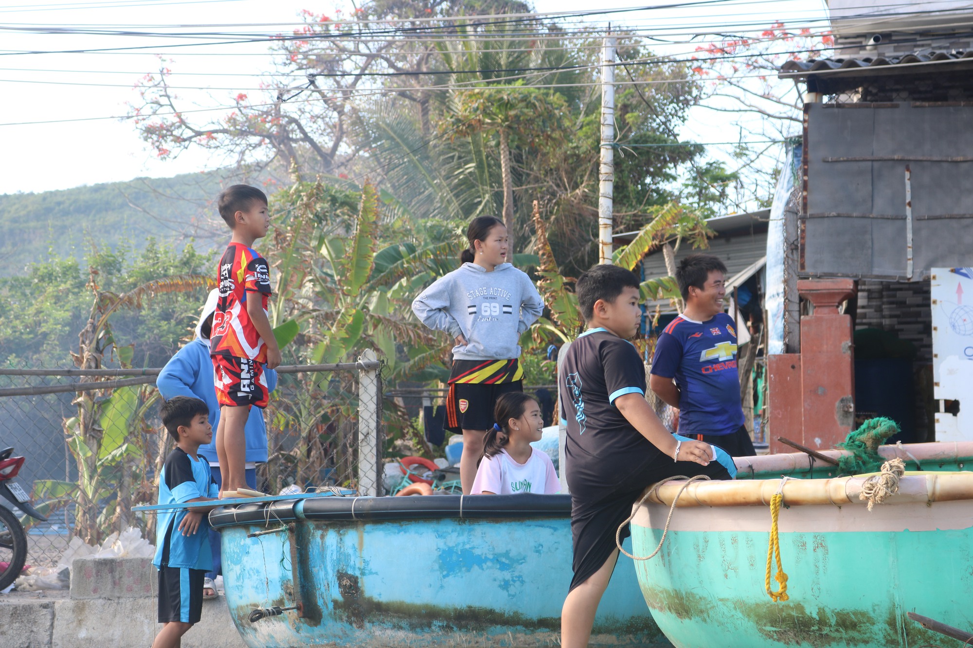 Kể chuyện làng: Thúng chai - kí ức đẹp của trẻ con làng chài - Ảnh 1.